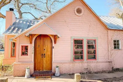 Image de Perla’s Place- Idyllic 2 Br 2 Ba walkable to Main St.