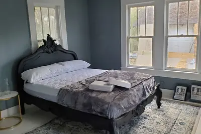 Image de Cozy remodeled cottage next door to Magnolia Bend wedding venue