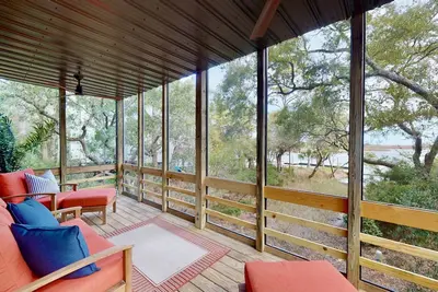 Image de Waterfront Timbercreek Condo w/Screened Porch, Steps from Pool+Dock, Bikes, Kayaks, Bhi Club w/Golf