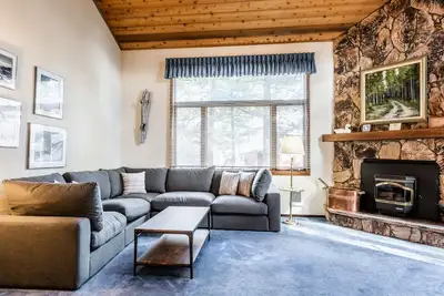 Image de Spacious Winterset 26 2 Bedrm Plus Loft 3 Full Bathrm Townhome Sleeps 8 Steps to Free Town Shuttle