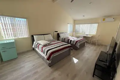 Image de Comfortable and Cozy Guest House - Independent Entry - Master Bedroom Setting