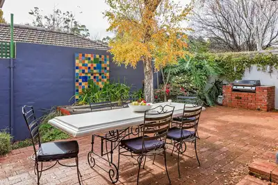 Image de Walk to town, cosy wood fire & pet friendly.