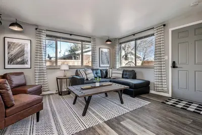 Image de Tranquil Chic Retreat | Near Mtns\/Red Rocks | Wifi