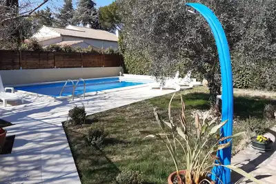 Villa avec jardin, piscine et pool house à proximité des commerces
