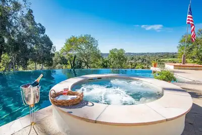 Image de Sunset views, Quiet Setting, Gardens, and Resort-like Pool and Spa.