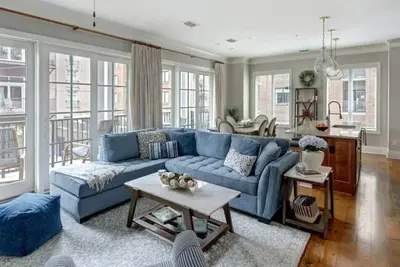 Image de Luxury Bay Street Condo featuring Dual King Suites