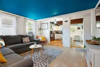 Image de West End | Pet Friendly | Fenced-in Yard | Grill
