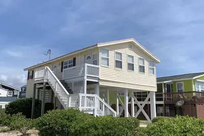 Image de Cozy, Sea View Cottage just steps away from the ocean!