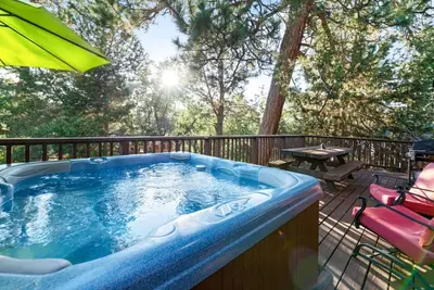 Image de Villa Grove: Fully Fenced, Family Cabin w Hot Tub & Playground