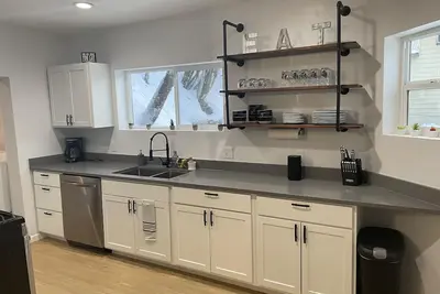 Image de Cheerful 5 Bed\/2 Bath Home < 3 blocks to Downtown