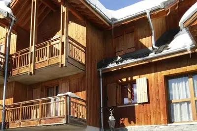 Image de 300m des commerces, 1er étage, vue montagne, balcon, parking, télévision, casier à ski, 33m²