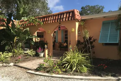 Image de Charming home on quiet street one block from Siesta Beach.