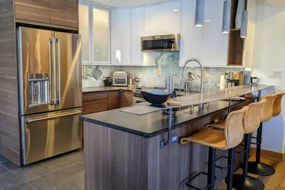Image de Just Renovated! Gorgeous. . . Cozy. . . Downtown.