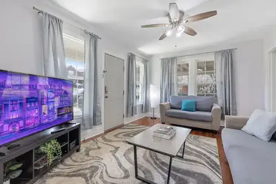 Image de 3 Br Hillcrest Home with Fully Fenced Backyard