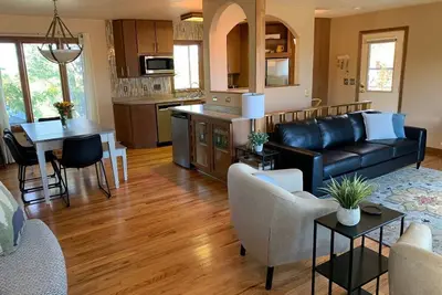 Image de Newly furnished 4 Bed, 2 bath, home in quiet neighborhood
