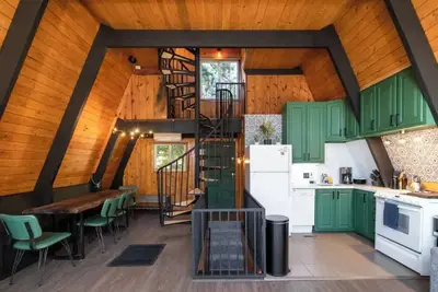 Image de A-Frame cabin w/ game room, walking distance from Lake
