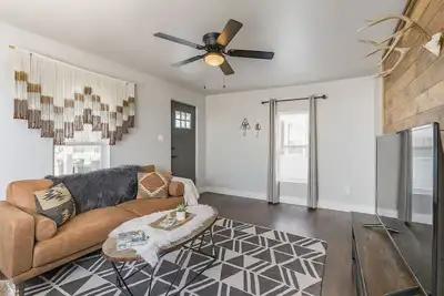 Image de Stylish Downtown Bungalow by Colorado College