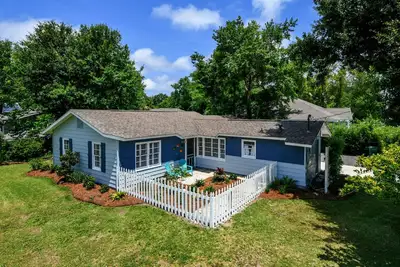 Image de Your quaint family-friendly getaway on the Coast!