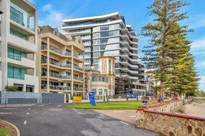 Image de Beachfront | Central Location | Free Wifi | Smart Tv | Upstairs With Shared Balcony Access