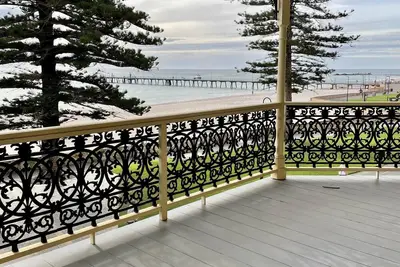 Image de Adelaide | Beachfront | Central Location | Free Wifi | Smart Tv | Second Floor With Shared Balcony