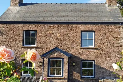 Image de Ty Sinsir, Tretower. Castle & Mountain Views, Wood Fired Hot Tub, Huge Fire Pit