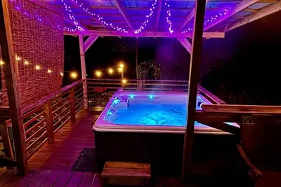 Creekside with views/jacuzzi/firepit/arcade