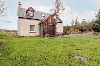 Bogindour Cottage, pet friendly, with open fire in Munlochy
