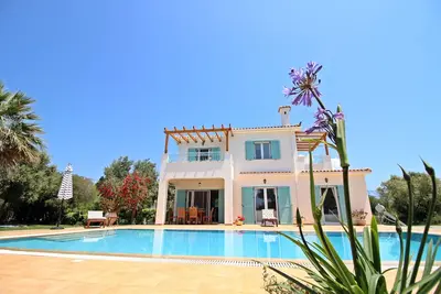 Image de Luxueuse villa w / piscine privée pour 7 personnes près de Spartia