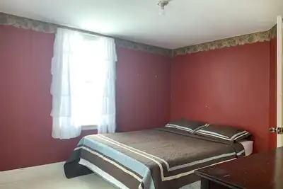 Image de Cozy room in a quiet neighborhood.
