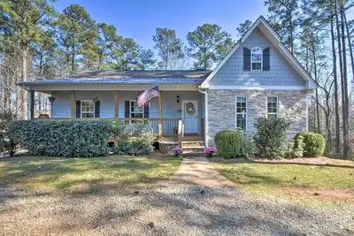 Image de Family-Friendly Lake Lanier Escape on 2 + Acres!
