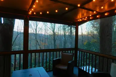Image de The Elk Chalet: King Bed Suite, Hot Tub w\/ S'mores Bar & Putt-Putt! ⛳️