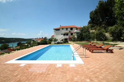 Image de Appartement de deux chambres avec la terrasse et la vue sur le mer Kampor, Rab (A-15518-d)