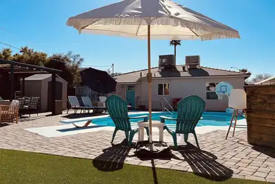 Image de Oasis In The Desert With Pool! Home Sleeps up to 6!