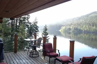 Image de Beautiful lakefront family home, only 15 minutes to Sun Peaks