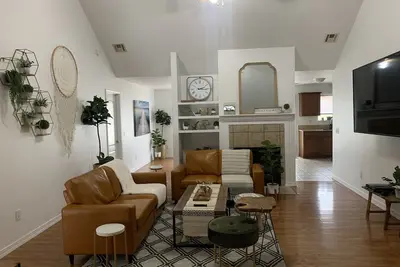 Image de Cozy retreat close to great hiking trails and downtown Bentonville.