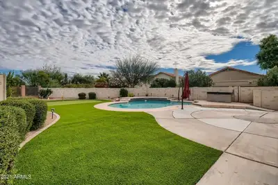 Image de Beautiful Home with private pool, hot tub, grill and fire pit on golf course!