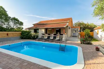 Image de Retraite paisible avec piscine et charme