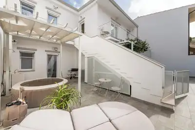 Image de Appartement acceptant les animaux 'La Casa dei Naviganti' avec cour, jacuzzi et Wi-Fi