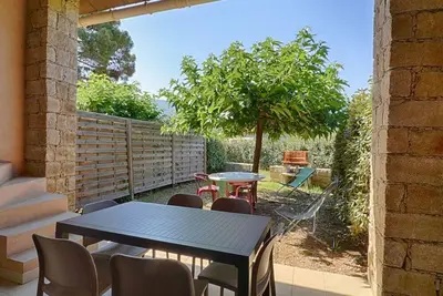Image de Appartement rez-de-jardin près de la plage, 4 pièces, 6 couchages, Wi-Fi inclus - Calcatoggio