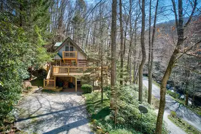 Image de Creeksong Cabin - log home with fire pit, large creek on property