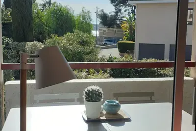 Image de quiet studio with sea and garden view 800 m from the beach 1km from the Centre. Private parking