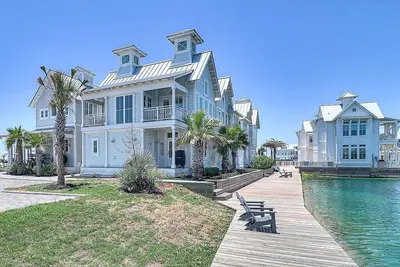 Image de Charming Lakeside Beach Cottage in Cinnamon Shore South! See All Amenities!