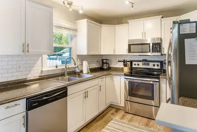 Image de Spacious & Near Downtown, 15 min to Parris Island w\/ Fire Pit + Yard