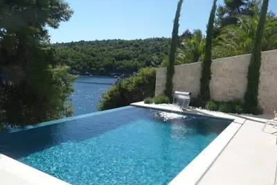 Image de First Rate Villa with Remarkable Furnishings