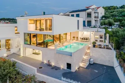 Image de Luxurious Solid Villa with Unique Infinity Pool