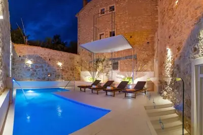Elegant Villa with Sparkling Pool and Jacuzzi