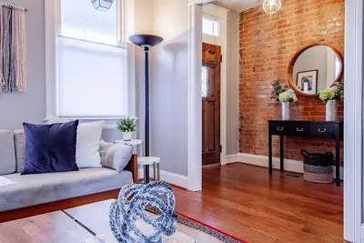 Image de Idyllic 3-Br \/ Ideal Petworth Dc Location, Parking