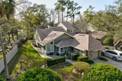 Image de Charming Townhome with Patio, Firepit- Close to Golf + Beach