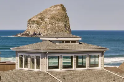 Image de Panoramic Ocean and Mtn Views, Spacious Home with Decks and Beach Access Nearby