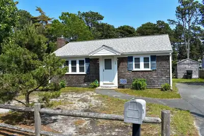 Image de Three bedroom home with central air, only. 5 miles to Hagis Beach!